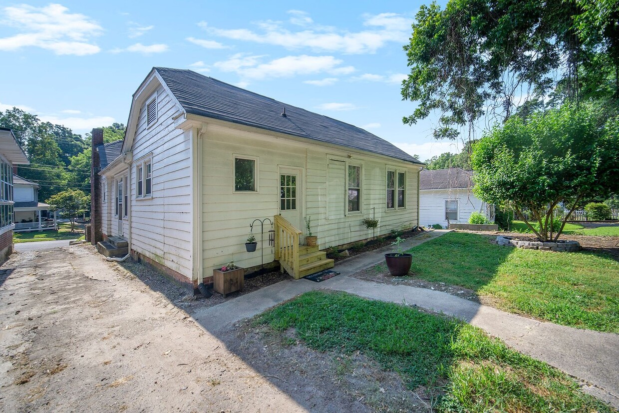 Foto del edificio - Lovely historic home in Gastonia!