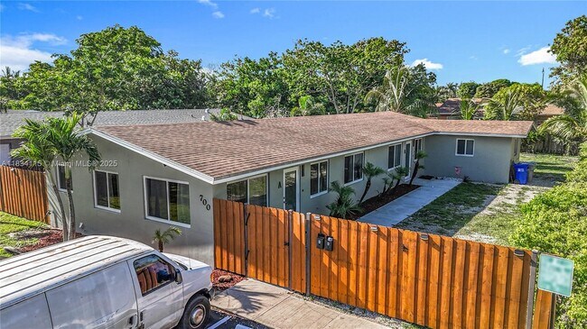 Foto del edificio - 700 NE 25th St