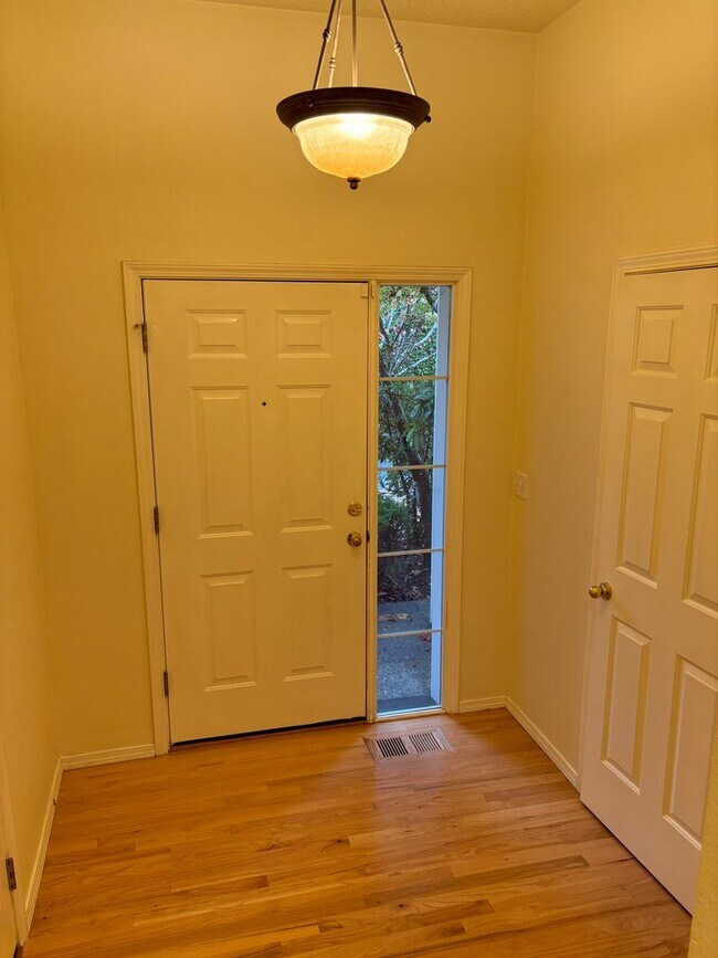 Foto del edificio - $500 off first full month!! Great Row Hous...