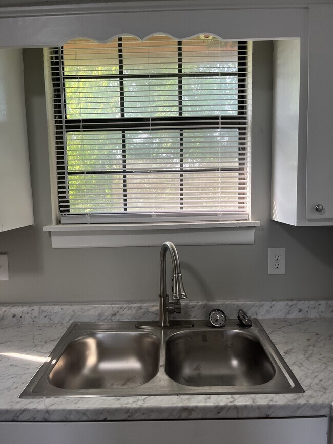 Foto del edificio - 107 Old Trail Ct