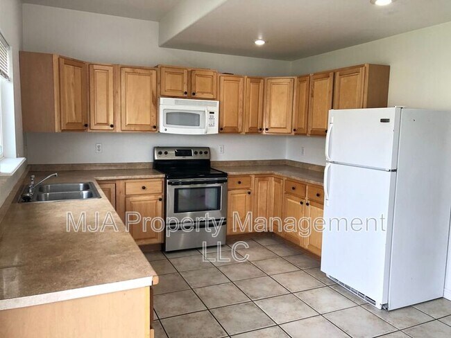 Building Photo - 2574 Robin Rd
