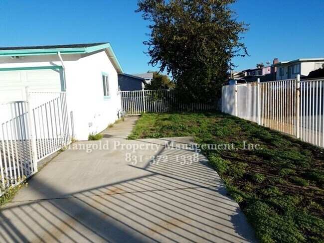 Building Photo - Great Home Located In Seaside Neighborhood...