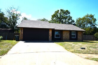 Building Photo - 500 Side Cove