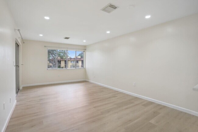 Building Photo - 830 SW 9th St Cir