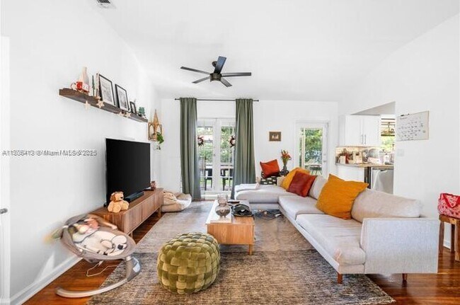 Foto del edificio - 460 NW 90th St