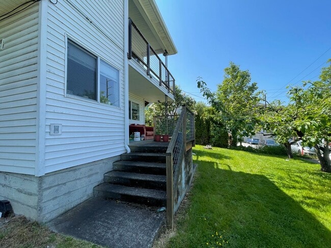 Building Photo - 1111/1113/1115 N Garden St