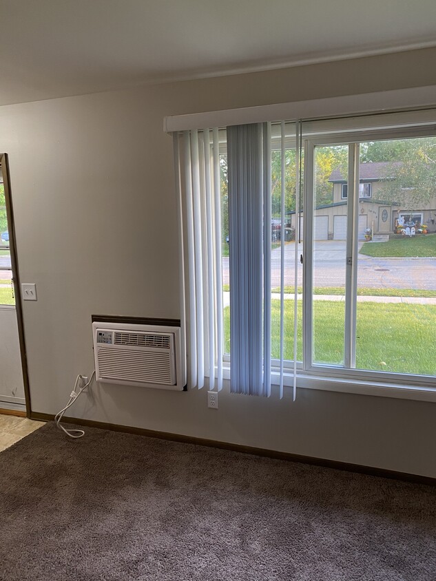 Living room - 1650 Sunfield St