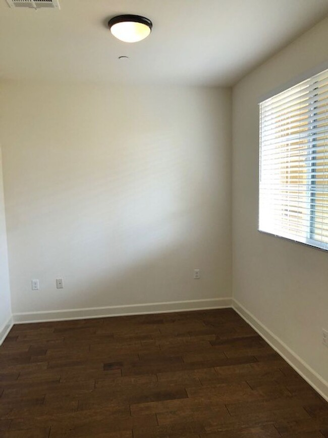 Building Photo - Single Story 2 Bedroom Condo in Downtown V...