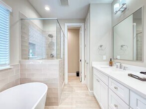 Building Photo - 240 Julia St