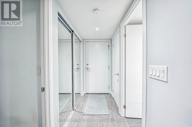Photo du bâtiment - 525-525 Adelaide St W
