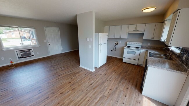 Building Photo - Waynedale Circle Apartments