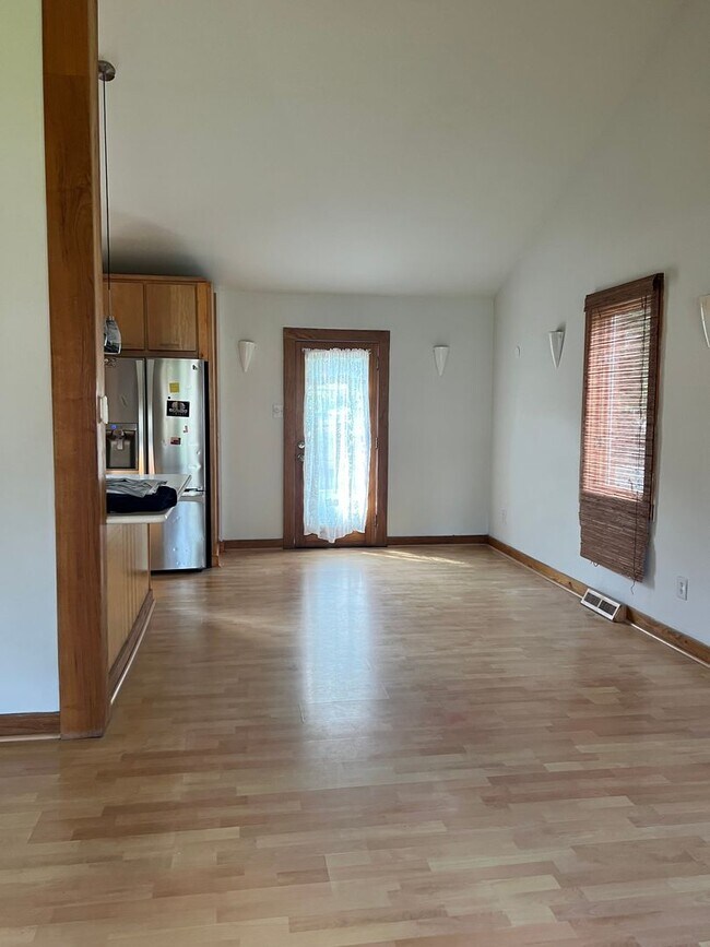 Building Photo - Split Level Home near Willow Lawn