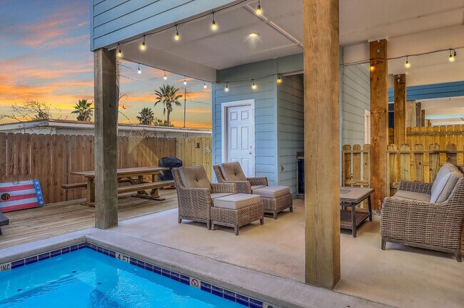 Building Photo - 527 Sand Burr Ln