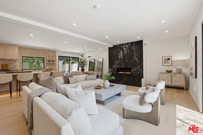 Foto del edificio - 1712 N Beverly Glen Blvd
