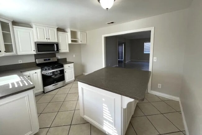 Building Photo - 21921 Violeta Ave