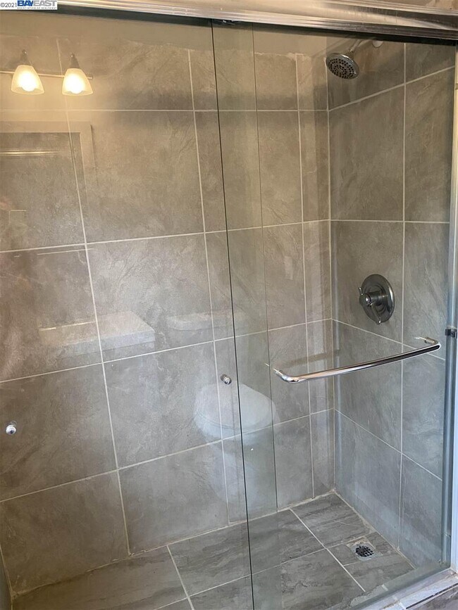 Building Photo - 3348 Colwyn Rd