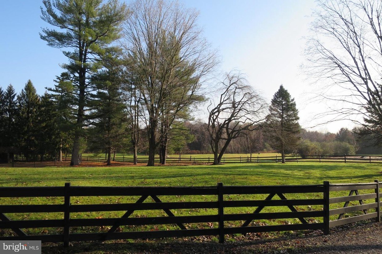 Foto principal - 1040 Taylorsville Rd