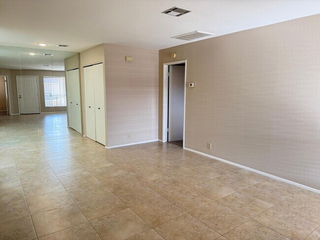 Foto del edificio - 312 W Yukon Dr