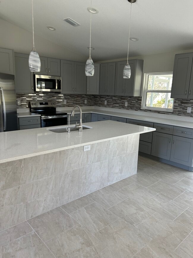 Building Photo - 2400 Carpenter Ln
