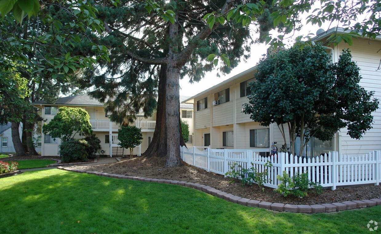 Foto principal - 2020 Center St NE