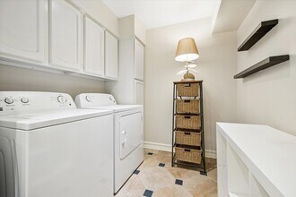 Building Photo - 449 N Post Oak Ln