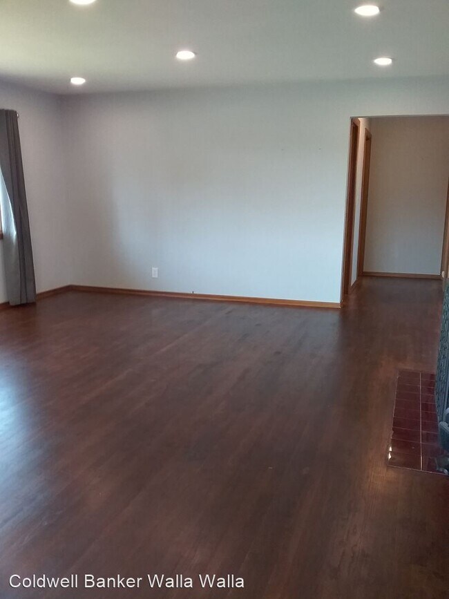 Building Photo - 4 br, 2 bath House - 1665 Cambridge Dr.