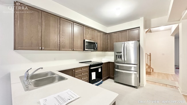 Building Photo - 1-643 Fleetwood Dr