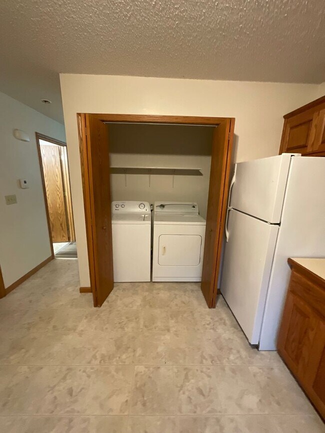 Foto del edificio - 404 E Adams St