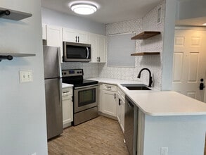Building Photo - 1801 Island Club Dr