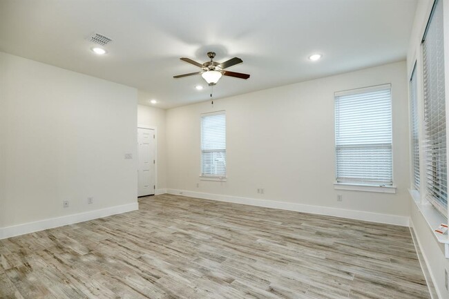 Building Photo - 438 Parkline Dr