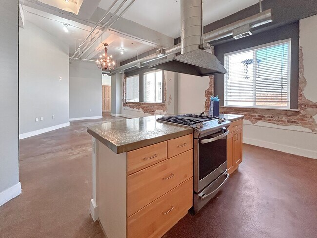 Foto del edificio - $0 DEPOSIT OPTION! HISTORIC LOFT WITH MODE...