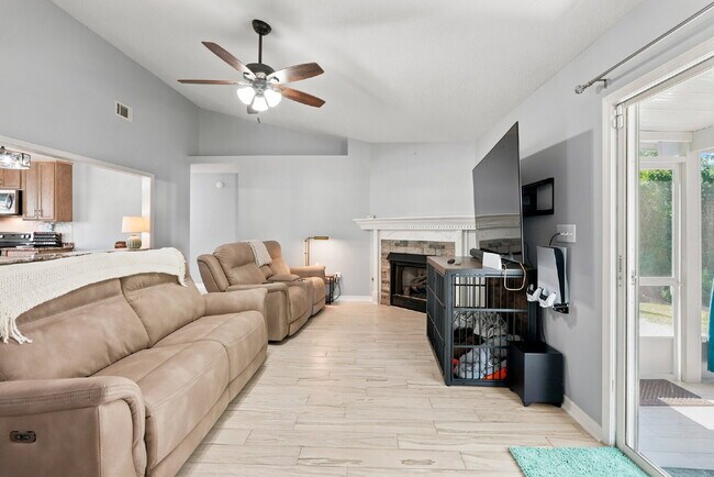 Foto del edificio - "Charming Pet Friendly 4-Bed Oasis with Granite Touches & Cozy Fireplace in South Crestview!"