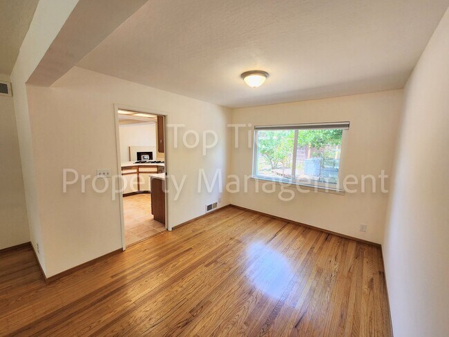 Building Photo - Beautiful 4 bed / 3 bath / 2,363 sqft Sing...