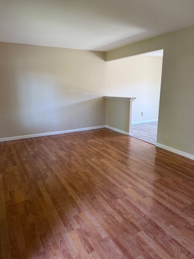 Building Photo - Charming 3 Bedroom 1.5 Bathroom Condo in F...