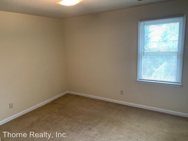 Building Photo - 2 br, 1.5 bath House - 402 Holly Court
