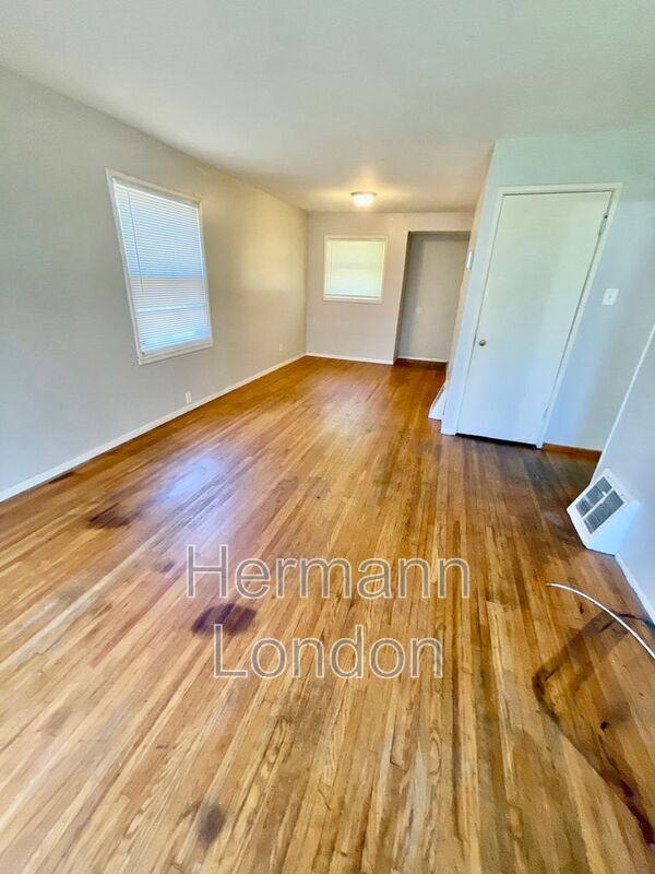 Foto del edificio - 405 Cameron Rd