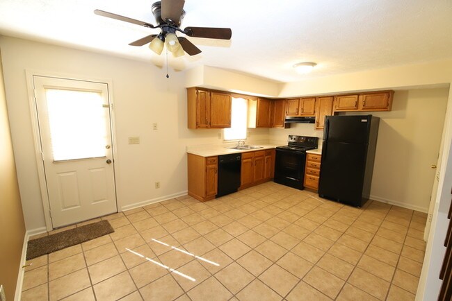 Building Photo - 2BD/1.5BA Townhouse