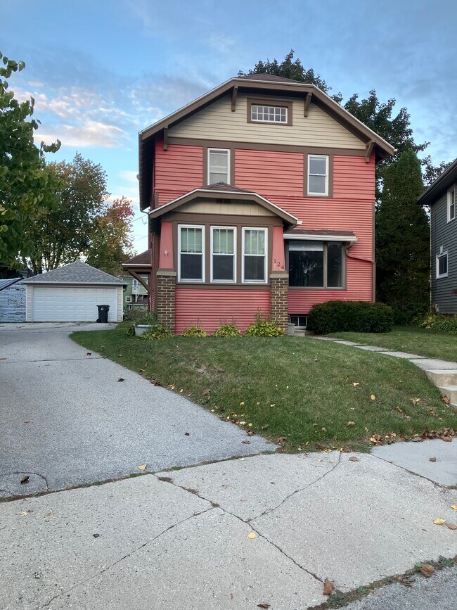 Street view of the home - 124 Rochester Dr