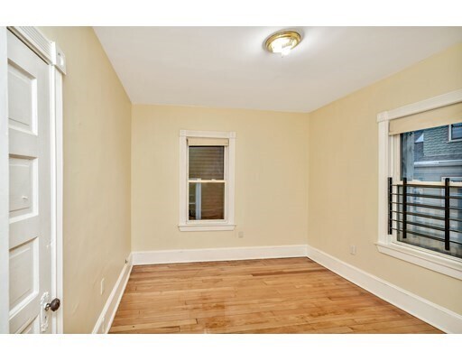 Building Photo - 106 Greenbrier St