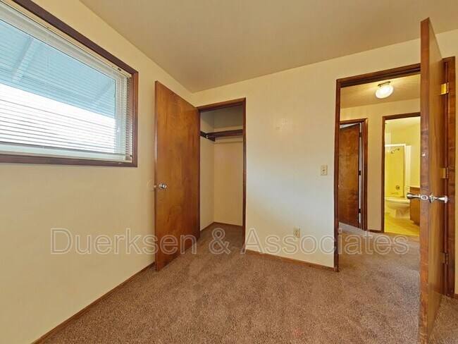 Building Photo - 955 NW Garfield Ave