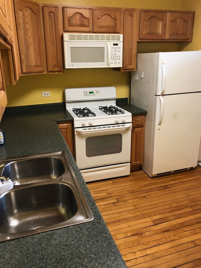 Kitchen - 4609 N Spaulding Ave