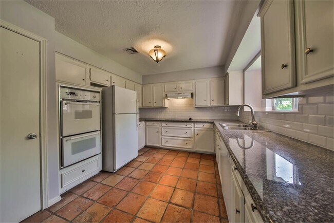 Building Photo - 2029 Briargreen Dr