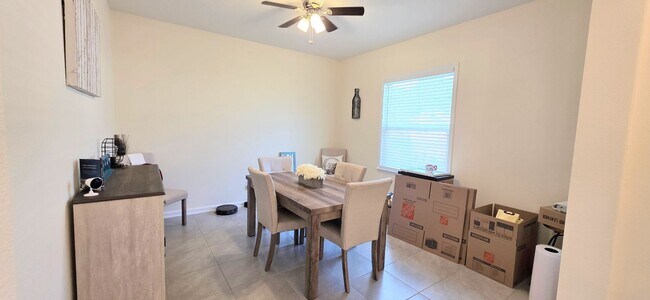 Building Photo - 3 bedroom 2 bath Open Floor Plan!