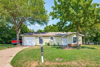 Building Photo - 1407 Helen Cir