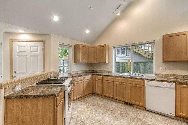 Building Photo - Bright & Spacious Home in the Heart of Burien!