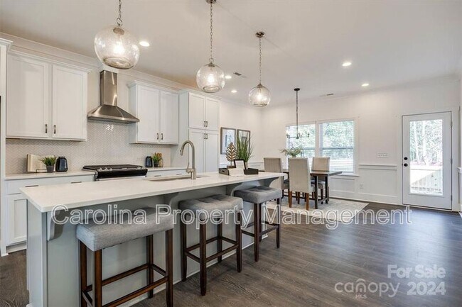 Building Photo - 1233 Eastway Dr