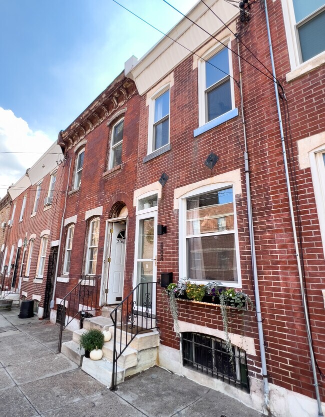 Building Photo - 2344 1/2 E Tucker St