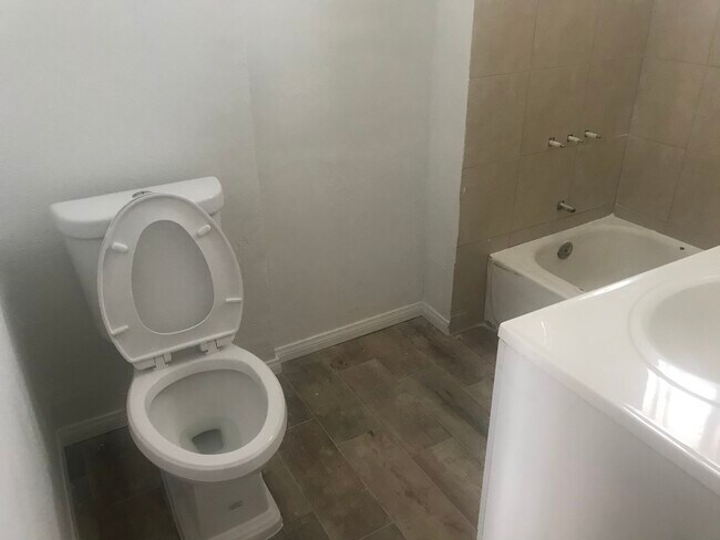 Baño - 1118 N Norman Ct