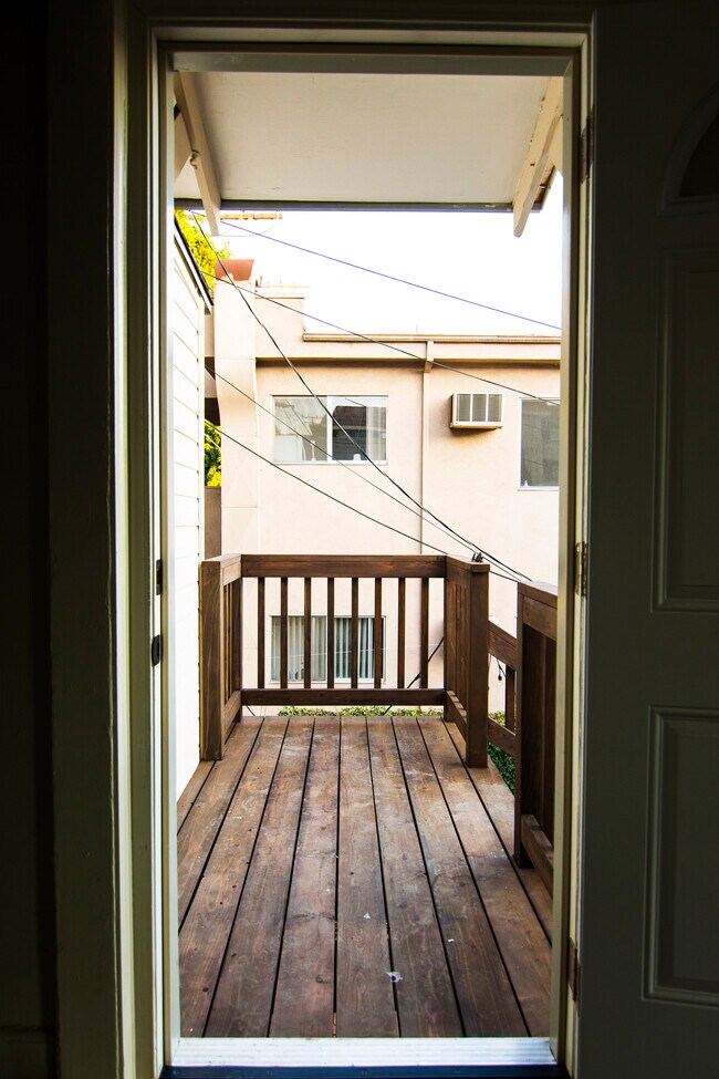 Building Photo - 950 1/2 North Hayworth Avenue