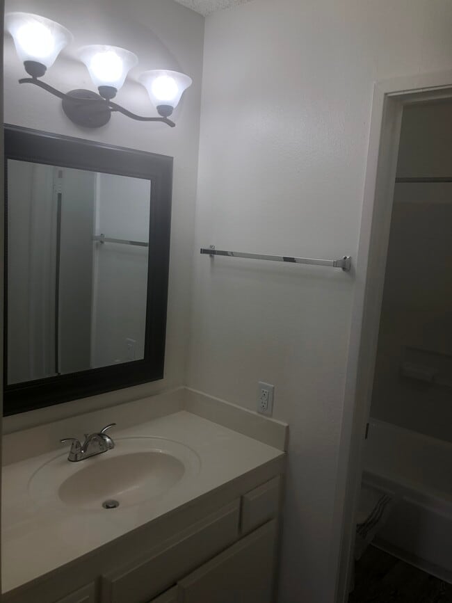 Building Photo - 340 Burchett St